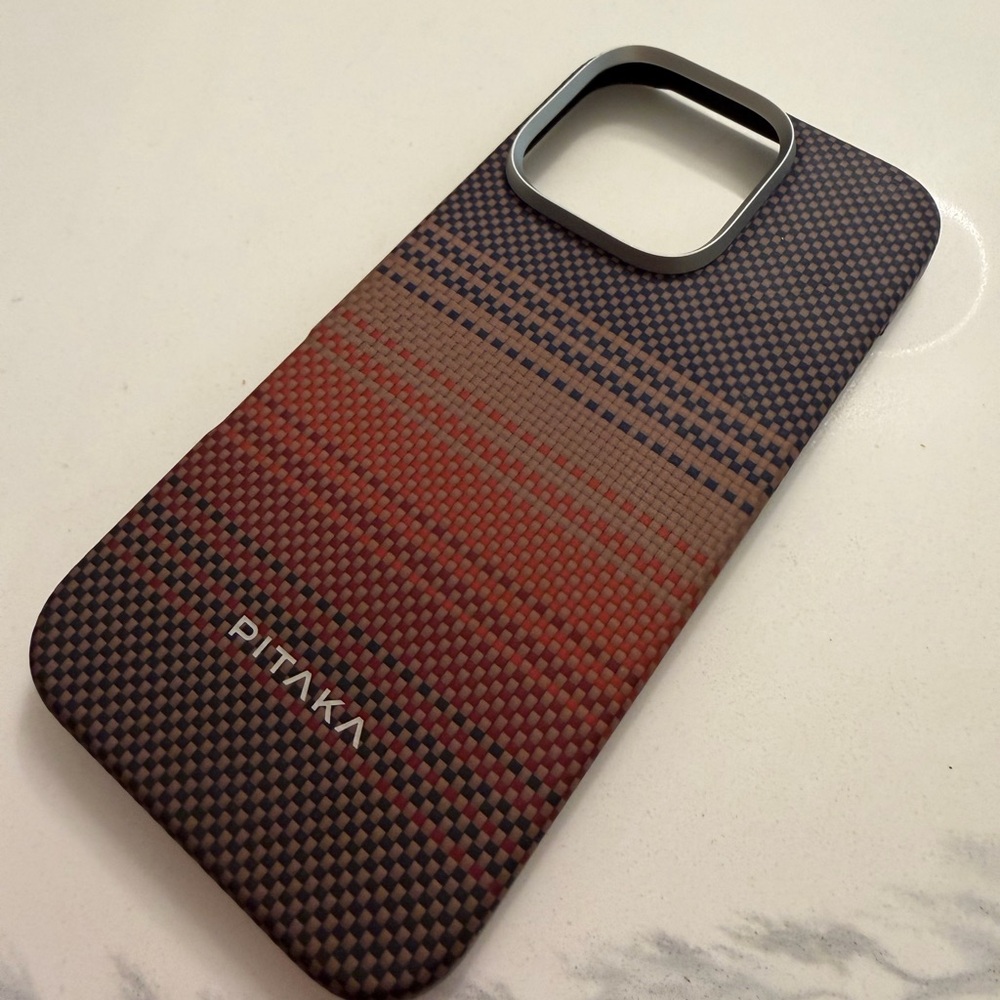 PITAKA 
Red and Black Phone Case